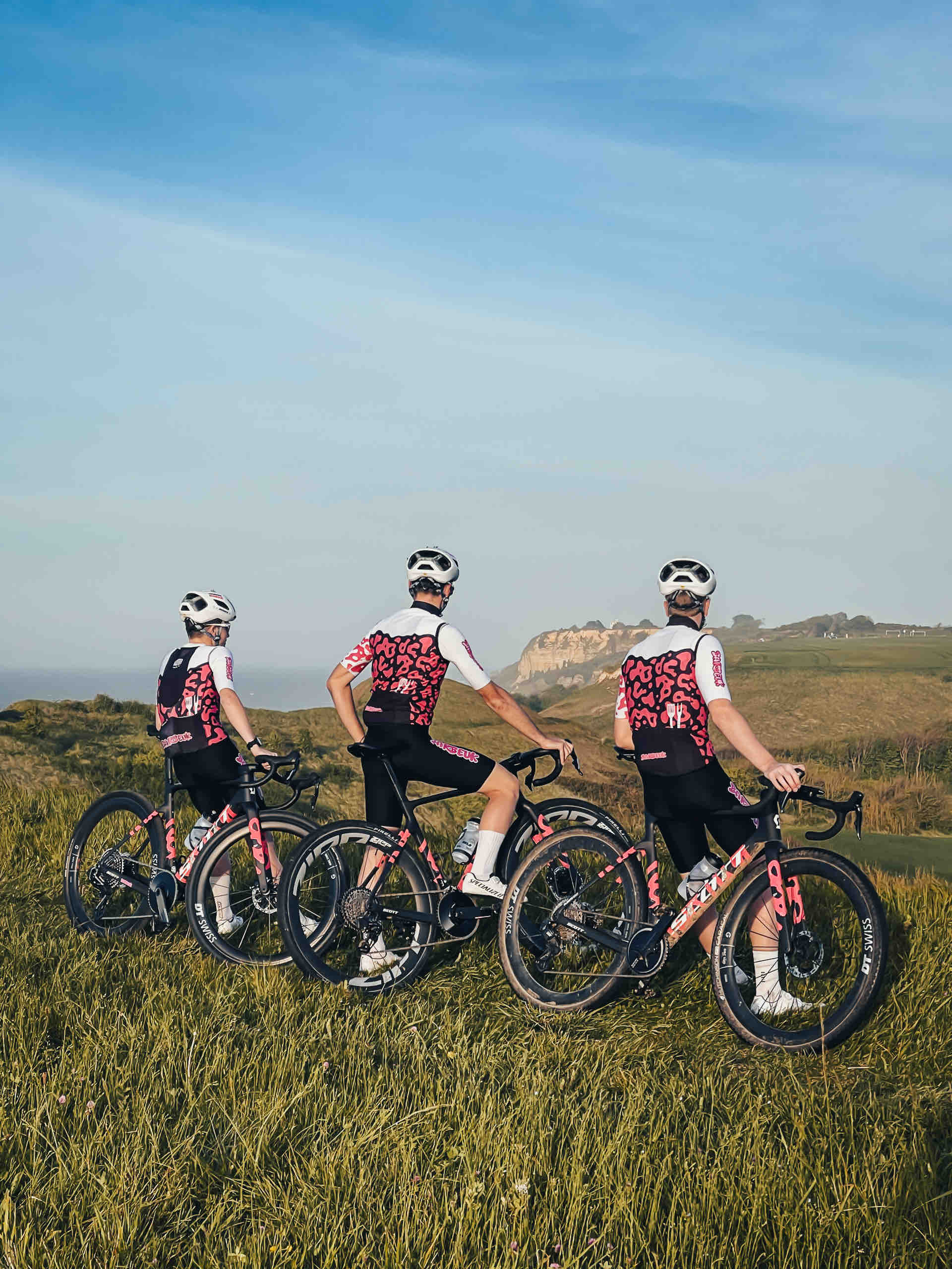 Cyclistes en tenue Chasse Patate face à la mer