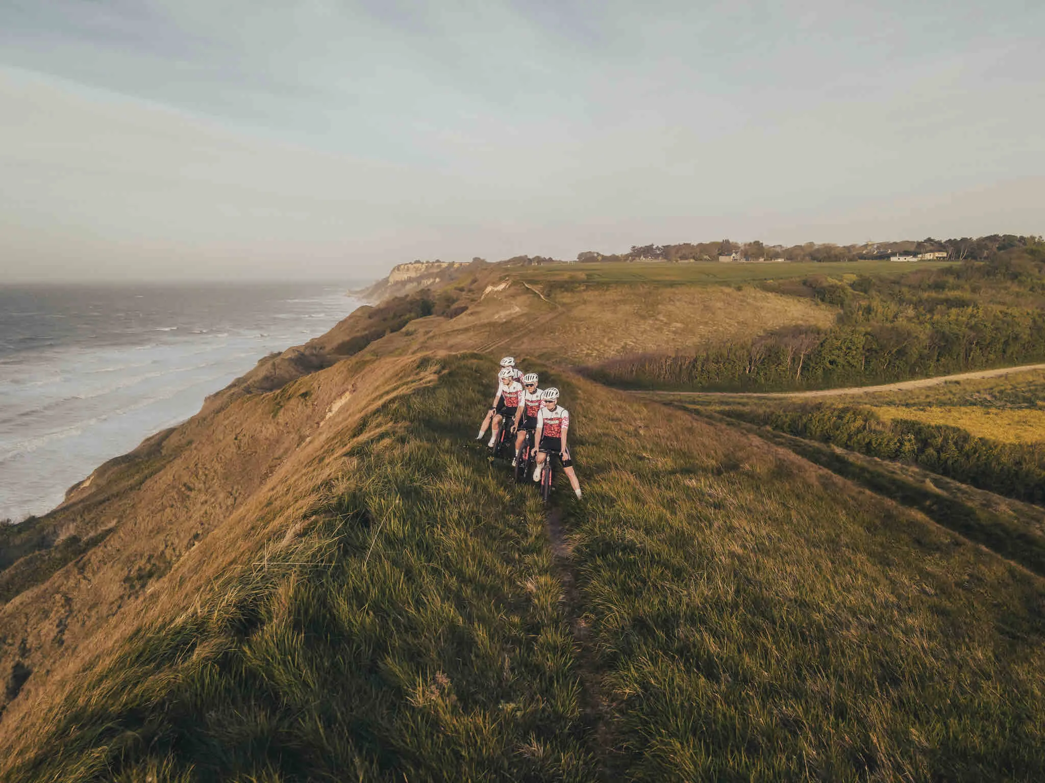 Cyclistes Chasse Patate sur les falaises normandes
