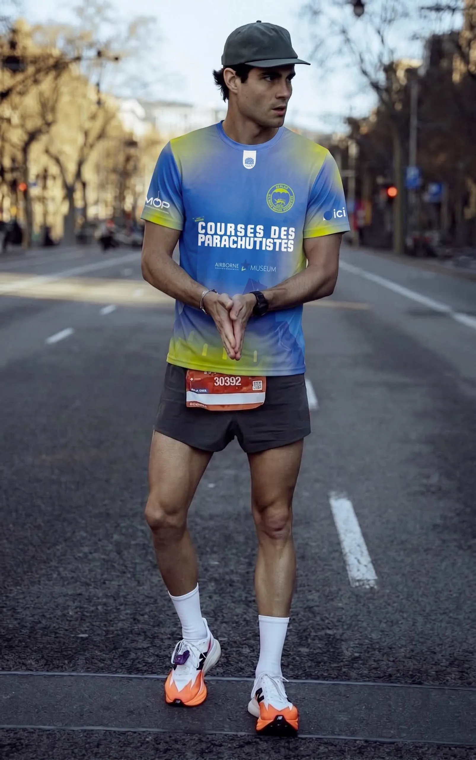 Coureur en maillot officiel des Courses des parachutistes